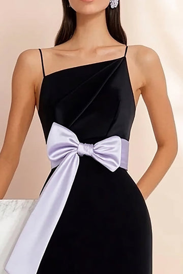 Robe de cocktail courte en satin à bretelles spaghetti noires avec noeud